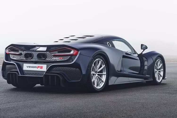  Nội thất của Hennessey Venom hoàn toàn mới vô cùng đơn giản với carbon và da được bọc ở các vị trí như bề mặt táp lô, ghế và cửa. Vô lăng thiết kế gọn gàng được tích hợp như một trung tâm điều khiển với với các núm xoay lấy cảm hứng từ những mẫu xe đua F1. Carbon và da chất lượng cao được cung cấp bởi Muirhead ở Scotland (một xưởng thuộc da từ năm 1840) được kết hợp khéo léo để mang đến cảm giác của một buồng lái sang trọng, hiện đại và tối giản.