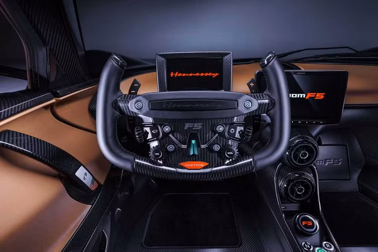 Hennessey cũng rất tập trung vào trải nghiệm lái cho người dùng, McLaren 600LT và Porsche Cayman GT4 là hai mẫu xe được hãng mang ra thử nghiệm để đối đầu với chiếc F5.