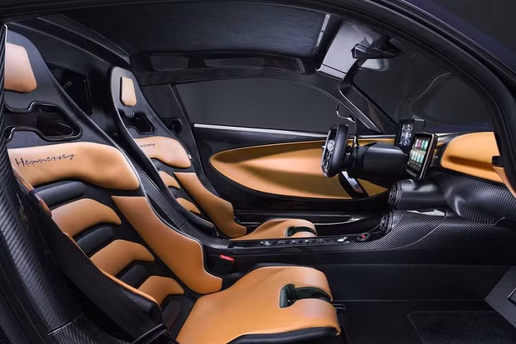 Xe sử dụng hộp số bán tự động ly hợp đơn 7 cấp truyền sức mạnh khổng lồ từ động cơ tới trục sau, bộ lẫy chuyển số và vi sai chống trượt của CIMA. Bộ khung liền khối được làm từ sợi carbon có trọng lượng chỉ 86 kg, tổng trọng lượng xe chỉ nặng 1.360 kg vượt xa Bugatti Chiron về cả công suất lẫn trọng lượng (Bugatti Chiron chỉ mạnh 1.500 mã lực và trọng lượng gần 2 tấn).