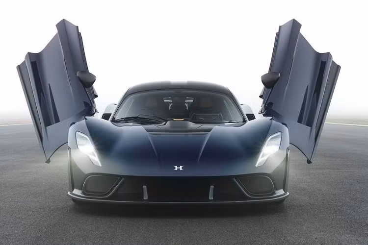 Được chế tạo với mục đích kỉ niệm 30 năm thành lập của hãng, Hennessey Venom F5 2021 mới được sản xuất giới hạn chỉ 24 chiếc trên toàn cầu, trong đó 12 chiếc dành riêng cho thị trường Mỹ và 12 chiếc nữa dành cho các thị trường còn lại.