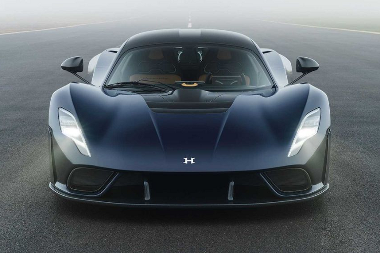 Tên xe được lấy cảm hứng từ cơn bão F5 với sức gió lên tới 512 km/h, có thể hiểu được hãng đang ngụ ý rằng chiếc siêu xe Hennessey Venom này sẽ có vận tốc tối đa trên 500 km/h.