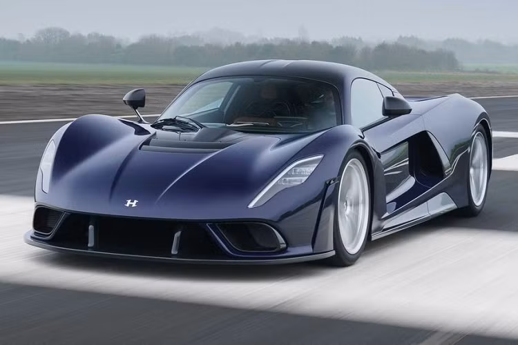 Các cài đặt công suất, kiểm soát độ bám đường và một loạt các thông số khác cho Hennessey Venom F5 sẽ được thiết lập theo các chế độ lái được cấu hình sẵn: Wet, Sport, Drag, Track và F5 Vmax. Trong đó F5 là chế độ mà người lái có thể khai thác hết được công suất của chiếc xe. Vì sở hữu động cơ siêu mạnh cùng với đó là trọng lượng nhẹ, chiếc xe có thể tăng tốc từ 0-100 km/h trong 2,6 giây, 0-200 km/h trong 4,7 giây, 0-300 km/h trong 8,4 giây và 0-400 trong 15,5 giây.