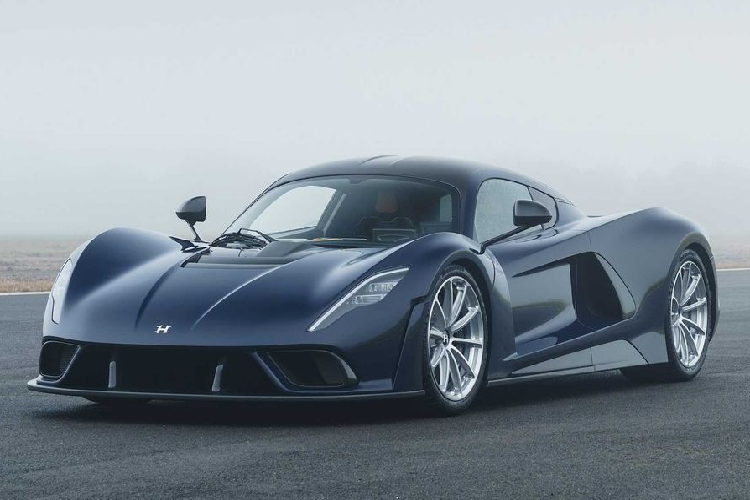 Ngoại thất của xe tập trung tất cả vào khí động học với bộ chia khí bằng sợi carbon, thiết kế gầm xe phẳng, bộ khuếch tán sau cỡ lớn và cánh gió đuôi đồ sộ. Xe sử dụng bộ mâm cỡ 19 inch phía trước, 20 inch phía sau lần lươtj đi kèm lốp Michelin Pilot Sport Cup 2 kích thước 265/35, 345/30. Tại thị trường Mỹ, siêu xe này được bán với giá khởi điểm 2,1 triệu USD (khoảng 48,7 tỷ đồng). Đầu năm sau hãng sẽ đưa xe đi thử tốc độ tối đa tại đường thử tàu con thoi dài 5,2 km đặt tại Trung tâm vũ trụ NASA tại Kennedy, Mỹ.