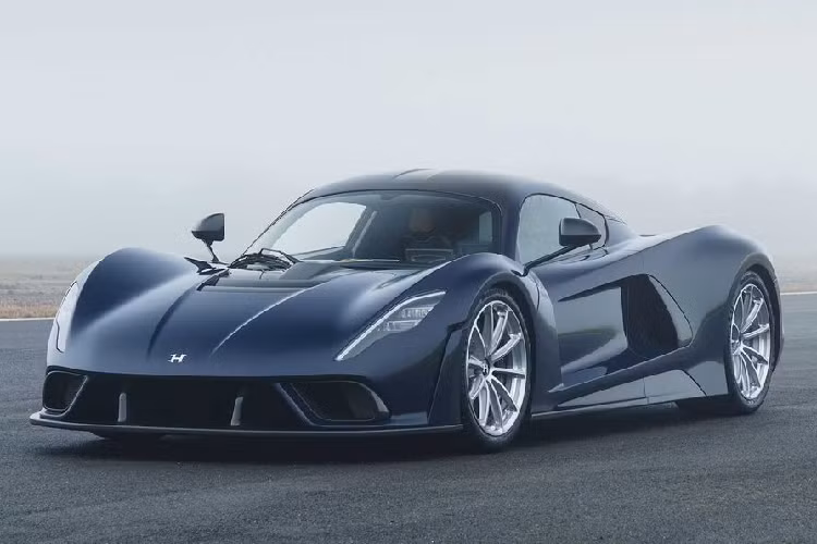 Ngoại thất của xe tập trung tất cả vào khí động học với bộ chia khí bằng sợi carbon, thiết kế gầm xe phẳng, bộ khuếch tán sau cỡ lớn và cánh gió đuôi đồ sộ. Xe sử dụng bộ mâm cỡ 19 inch phía trước, 20 inch phía sau lần lươtj đi kèm lốp Michelin Pilot Sport Cup 2 kích thước 265/35, 345/30. Tại thị trường Mỹ, siêu xe này được bán với giá khởi điểm 2,1 triệu USD (khoảng 48,7 tỷ đồng). Đầu năm sau hãng sẽ đưa xe đi thử tốc độ tối đa tại đường thử tàu con thoi dài 5,2 km đặt tại Trung tâm vũ trụ NASA tại Kennedy, Mỹ.