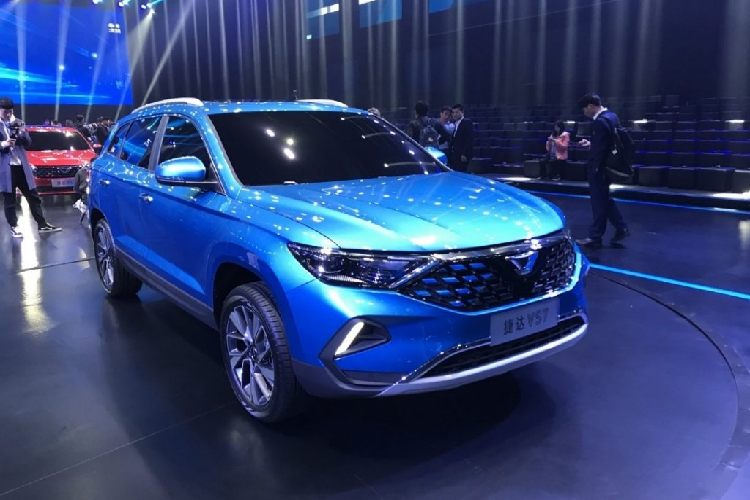 Nội thất của Jetta VS7 lộ ra nhiều điểm lạc hậu. Giá xe Jetta VS7 mới khởi điểm là từ 104.800 nhân dân tệ (tương đương 345 triệu đồng), một cái giá khá mềm dành cho một chiếc SUV gia đình.