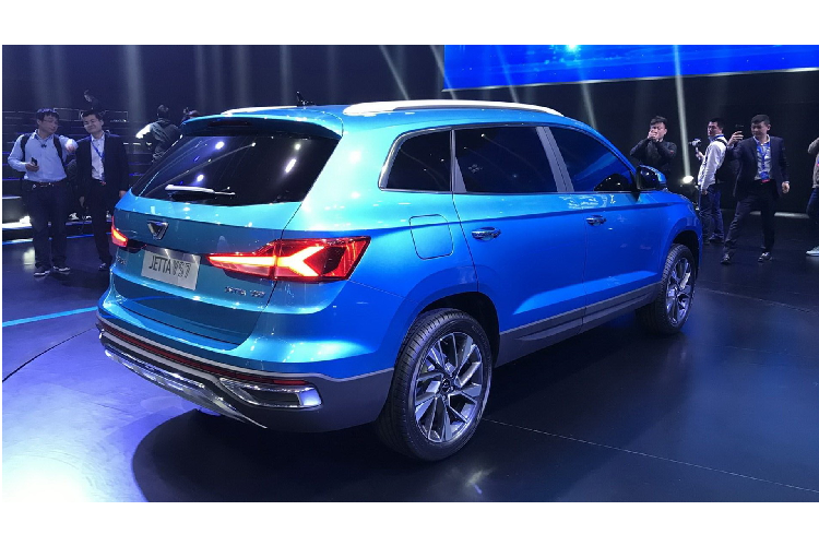 Thậm chí, nội xe VS7 vẫn trang bị bảng đồng hồ kiểu analog thay vì một màn hình kỹ thuật số mà mọi đối thủ nọi địa khác đều có ngày nay. Các nút bấm điều khiển điều hòa trong cũng lỗi thời, nhưng ít nhất màn hình cảm ứng trung tâm trông đủ lớn.