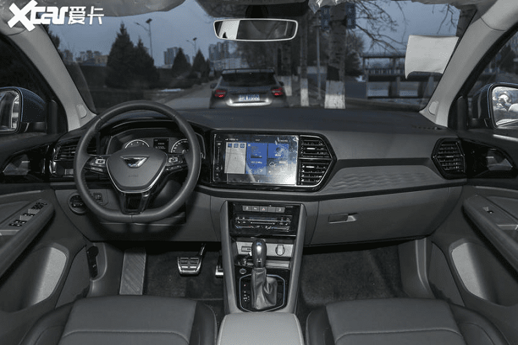 Thương hiệu xe Jetta chủ yếu nhắm tới những người mua xe trẻ tuổi, tuy nhiên điều này có vẻ khó khăn bởi các mẫu xe của họ vẫn áp dụng một kiểu thiết kế lạc hậu và nội thất rẻ tiền.