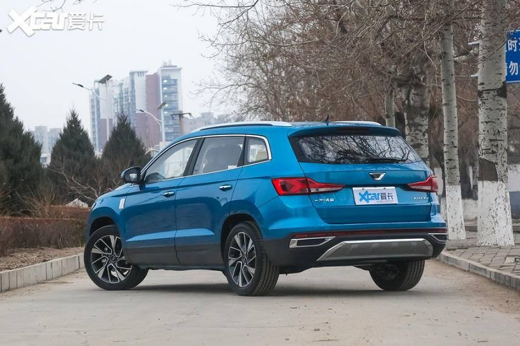 Jetta VS7 thế hệ mới có kích thước dài 4.624 mm, rộng 1.841 mm, và cao 1.644, với trục cơ sở 2.730 mm. Nhìn tổng quan, VS7 trông khá vừa mắt nhưng không có điểm gì nổi bật.