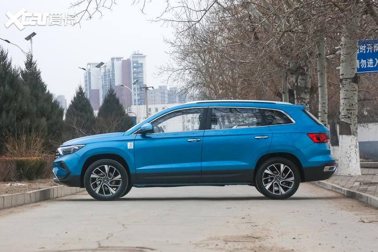 Mới đây, mẫu SUV mới mang tên Jetta VS7 giá rẻ đã được tung ra thị trường Trung Quốc. Nó vốn được chế tạo dựa trên Seat Terraco, với thiết kế mới cho cả phần đầu và đuôi, cộng thêm một logo mới. VS7 được lắp ráp tại nhà máy FAW-VW ở Thành Đô.