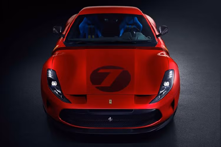 Toàn bộ thiết kế phía sau xe được tạo hình một cách có chủ ý thông qua việc loại bỏ hoàn cửa kính phụ ở cột B, trong khi ba đường cắt ngang cửa khoang hành lý phía sau, khiến phần phía sau xe trở nên thanh thoát hơn. Đuôi xe được chạy viền bởi một cánh lướt gió nổi bật, không chỉ tối ưu hóa khí động học mà còn tôn lên kiểu dáng thể thao. Chiếc xe như luôn sẵn sàng chinh phục bất kỳ cung đường đua nào ngay cả khi đang đứng yên và khi nhìn từ phía sau, đèn hậu đơn được đặt sâu vào trong, càng nhấn mạnh sự uy nghi của chiếc xe.