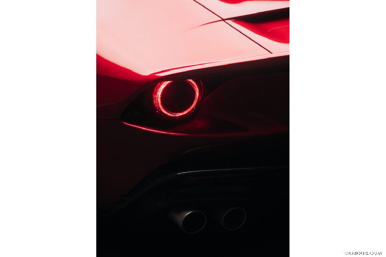 Dự án Ferrari Omologata đã trải qua hơn hai năm để hoàn thành từ khi những bản phác thảo đầu tiên được giới thiệu đến khách hàng, bắt đầu với những hình ảnh khơi nguồn cảm hứng, từ di sản đua xe đến khoa học viễn tưởng và tham khảo cả những kiến trúc đương đại. Ý tưởng khởi nguyên là tạo ra một thiết kế vị lai với các yếu tố độc đáo được tái thể hiện bằng một cách tiếp cận mới với một thiết kế vượt thời gian và để lại dấu ấn sâu sắc.