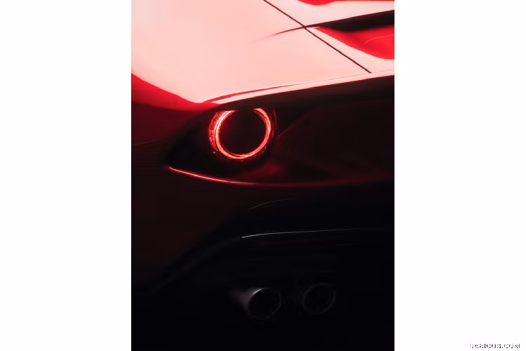 Dự án Ferrari Omologata đã trải qua hơn hai năm để hoàn thành từ khi những bản phác thảo đầu tiên được giới thiệu đến khách hàng, bắt đầu với những hình ảnh khơi nguồn cảm hứng, từ di sản đua xe đến khoa học viễn tưởng và tham khảo cả những kiến trúc đương đại. Ý tưởng khởi nguyên là tạo ra một thiết kế vị lai với các yếu tố độc đáo được tái thể hiện bằng một cách tiếp cận mới với một thiết kế vượt thời gian và để lại dấu ấn sâu sắc.