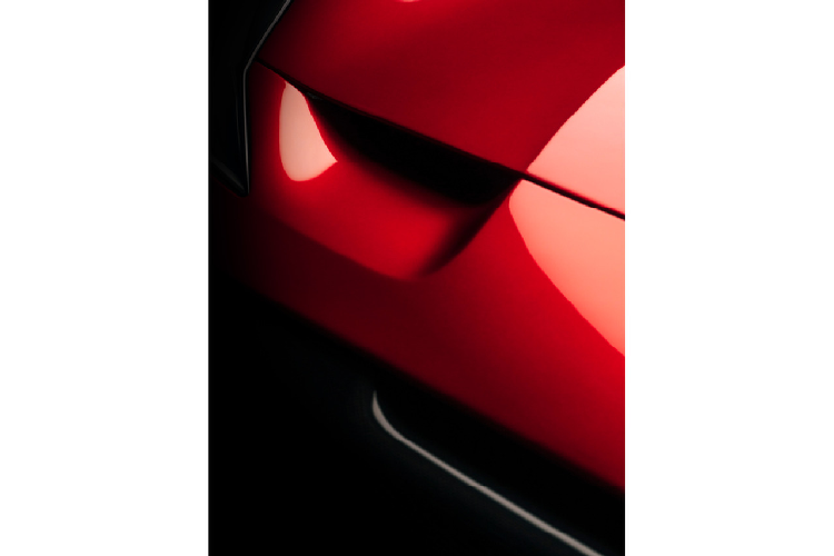 Một sự liên tưởng đầy phấn khích về các giá trị tạo nên thương hiệu Ferrari từ các cuộc cạnh tranh GT: một chiếc xe có thể dễ dàng điều khiển trên đường phố cũng như chạm vạch về đích trên đường đua dưới bàn tay điều khiển của một tay đua chuyên nghiệp.