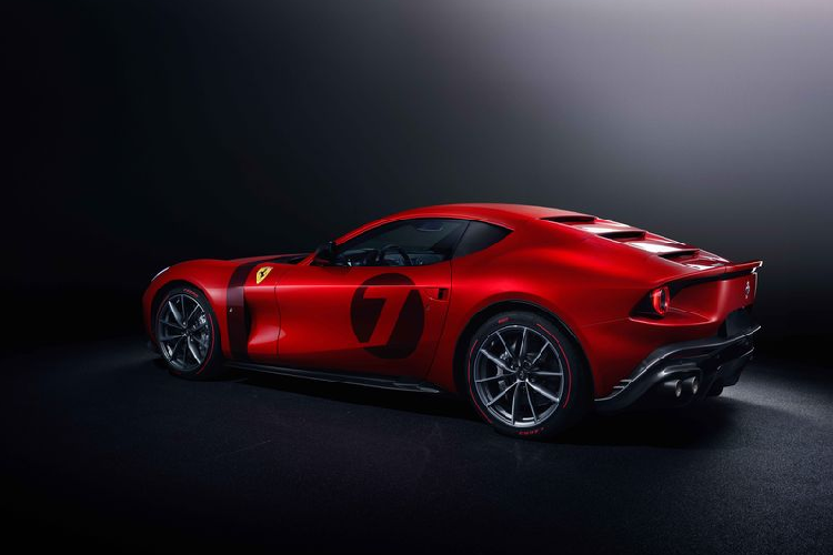 Các nhà thiết kế đã nghiên cứu cẩn thận kiểu dáng và thiết kế của chiếc xe từ mọi góc độ, phần tiết diện cản trước nối tiếp từ lưới tản nhiệt hình bầu dục. Phần bo tròn nhô lên trên các vòm bánh xe phía trước, được nhấn mạnh bởi một đường dải sơn màu tương phản chạy ngang nắp ca-pô, và tất cả đều hài hòa với lưới tản nhiệt. Phần cửa hai bên xuôi về phía sau hông xe, được thiết kế vô cùng mạnh mẽ và có thiên hướng nâng dần lên cao, tạo nên thành cửa theo tỷ lệ ¾ bởi các đường gân hông xe.