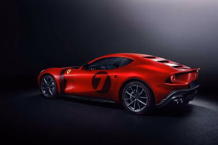 Các nhà thiết kế đã nghiên cứu cẩn thận kiểu dáng và thiết kế của chiếc xe từ mọi góc độ, phần tiết diện cản trước nối tiếp từ lưới tản nhiệt hình bầu dục. Phần bo tròn nhô lên trên các vòm bánh xe phía trước, được nhấn mạnh bởi một đường dải sơn màu tương phản chạy ngang nắp ca-pô, và tất cả đều hài hòa với lưới tản nhiệt. Phần cửa hai bên xuôi về phía sau hông xe, được thiết kế vô cùng mạnh mẽ và có thiên hướng nâng dần lên cao, tạo nên thành cửa theo tỷ lệ ¾ bởi các đường gân hông xe.