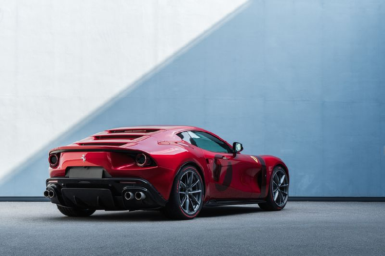 Một mẫu xe Ferrari Omologata độc bản duy nhất, Omologata được chế tác với rất nhiều điểm thiết kế tinh tế đặc trưng của Ferrari mà không bị ảnh hưởng quá nhiều bởi những giá trị hoài niệm. Thân xe bằng nhôm được tạo hình thủ công với những trang bị chi tiết vô cùng tinh xảo theo một phương thức riêng và thử thách những người đam mê xác định các nguồn cảm hứng khác nhau đã góp phần tạo nên sự ra đời của chiếc xe.