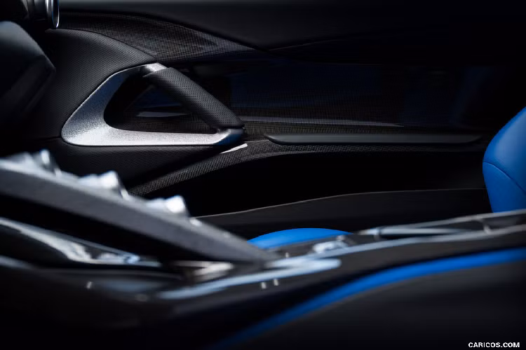 Để đạt được điều này, các thiết kế gia đã tạo điều kiện để chủ nhân có thể tự do cá nhân hóa từ những gói trang bị thiết kế cơ bản nhất của 812 Superfast, chỉ duy nhất kính chắn gió và đèn pha được giữ nguyên bản như là những thành phần thân xe hiện có. Mục tiêu là khai thác tối ưu những tỷ lệ thiết kế thân xe, đặc biệt là ở phần giữa phía trước để tạo nên một thiết kế đẹp mắt với sự bố trí hài hòa.