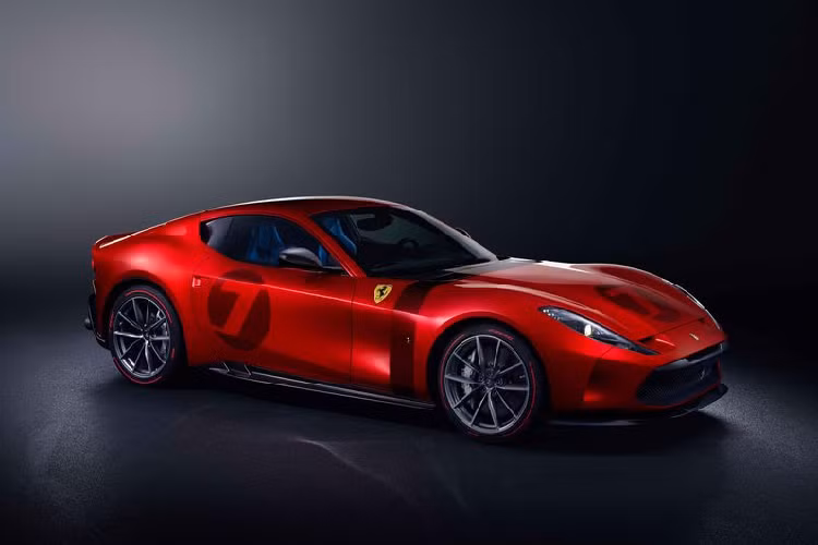 Một chiếc siêu xe Ferrari Omologata độc bản đã được nhìn thấy trong quá trình chạy thử trên đường đua Fiorano cho một trong một thử nghiệm ngắn ngủi nhưng hiệu quả. Tuy những chiếc xe mang động cơ V12 vang vọng xung quanh đường đua này có thể đã quá quen thuộc, nhưng với vẻ bề ngoài lôi cuốn độc đáo của chiếc xe đã thu hút được sự quan tâm đặc biệt của những người yêu thích thương hiệu Ngựa chồm. 