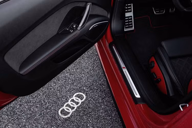 Các chi tiết ốp trang trí sử dụng kim loại mạ crom sáng, ốp sợi carbon cũng như bọc vật liệu Alcantara. Khách hàng có thể chọn thêm viền cửa gió điều hòa, vệt đánh dấu hướng 12 giờ trên vô-lăng, lót sàn với hai màu xanh, đỏ.