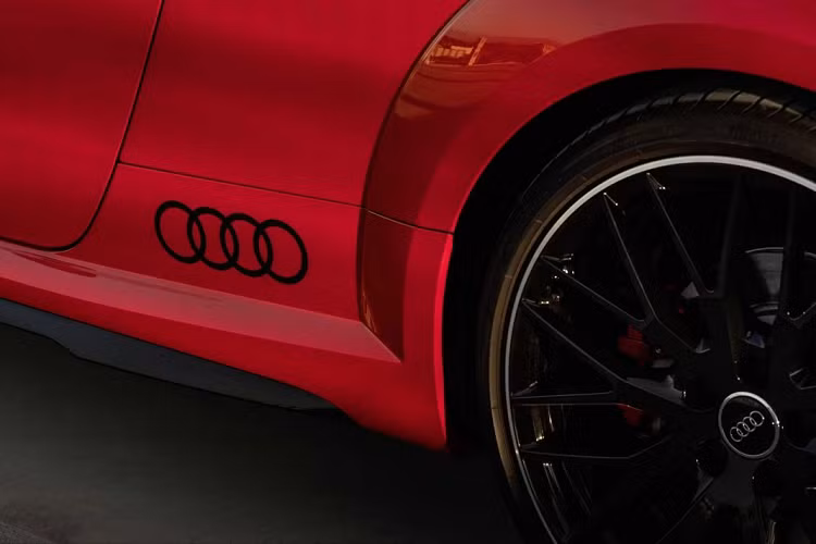 Bên trong, khoang lái của Audi TTS Competition Plus 2021 mới được trang bị tiêu chuẩn bảng đồng hồ điện tử buồng lái ảo, kích thước 12,3 inch. Ghế ngồi, bảng táp-lô, ốp cửa, vô-lăng được bọc da Nappa cao cấp, có thể lựa chọn hai màu là đỏ (Express Red) và xanh (Ara Blue).