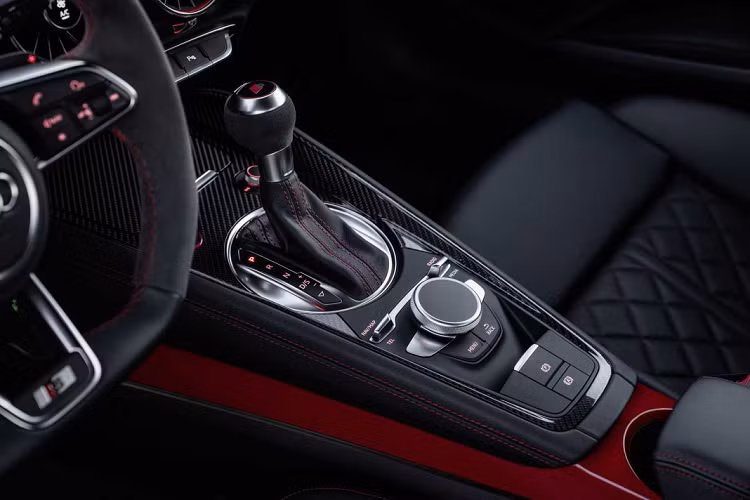 Về phiên bản Bronze Selection dành cho cả Audi TTS và TT tiêu chuẩn, nó sẽ có một số các chi tiết màu đồng như một điểm nhấn bên ngoài. Các chi tiết này bao gồm mâm xe màu đồng với màu trắng tương phản trên bề mặt và logo Audi bên hông.