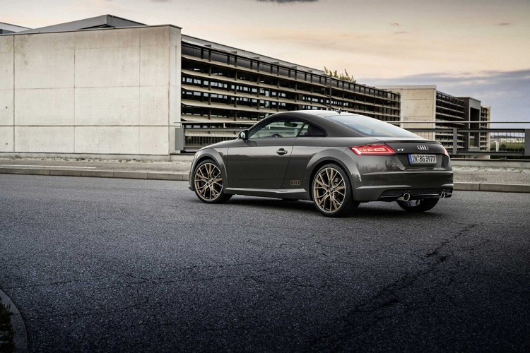 Giá xe Audi TTS Competition Plus bán ra từ 61.000 Euro (khoảng hơn 1,6 tỷ đồng) cho bản coupe và 63.700 Euro (hơn 1,76 tỷ đồng) cho bản roadster. Gói nâng cấp Bronze Selection có giá 6.190 Euro trên TT tiêu chuẩn và 4.490 Euro khi được trang bị trên TTS.