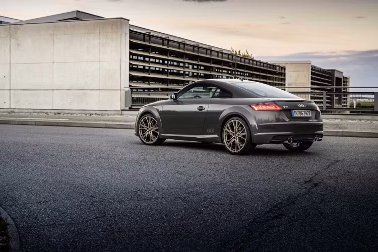 Giá xe Audi TTS Competition Plus bán ra từ 61.000 Euro (khoảng hơn 1,6 tỷ đồng) cho bản coupe và 63.700 Euro (hơn 1,76 tỷ đồng) cho bản roadster. Gói nâng cấp Bronze Selection có giá 6.190 Euro trên TT tiêu chuẩn và 4.490 Euro khi được trang bị trên TTS.