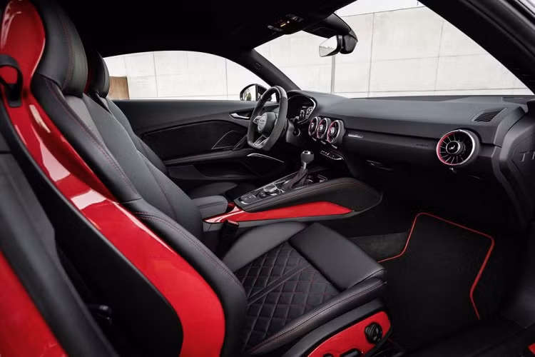 Lưới tản nhiệt trước của bản TT được sơn đen bóng trên bản này trong khi bản TTS sẽ được sơn màu titan đen. Khách hàng có ba lựa chọn màu sơn gồm Chronos Grey, Glacier White và Mythos Black.