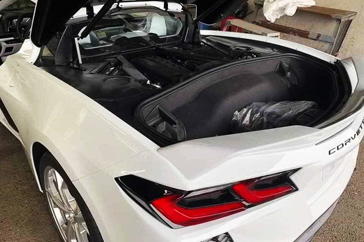 Hiện chưa rõ giá xe Chevrolet Corvette C8 ở Việt Nam, chỉ biết rằng, tại thị trường Nhật Bản, chiếc Chevrolet Corvette thế hệ thứ 8 có giá từ 11,8 triệu yên hay 108.000 đô la (tương đương 2,5 tỷ đồng) cho bản 2LT.