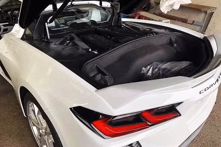 Hiện chưa rõ giá xe Chevrolet Corvette C8 ở Việt Nam, chỉ biết rằng, tại thị trường Nhật Bản, chiếc Chevrolet Corvette thế hệ thứ 8 có giá từ 11,8 triệu yên hay 108.000 đô la (tương đương 2,5 tỷ đồng) cho bản 2LT.