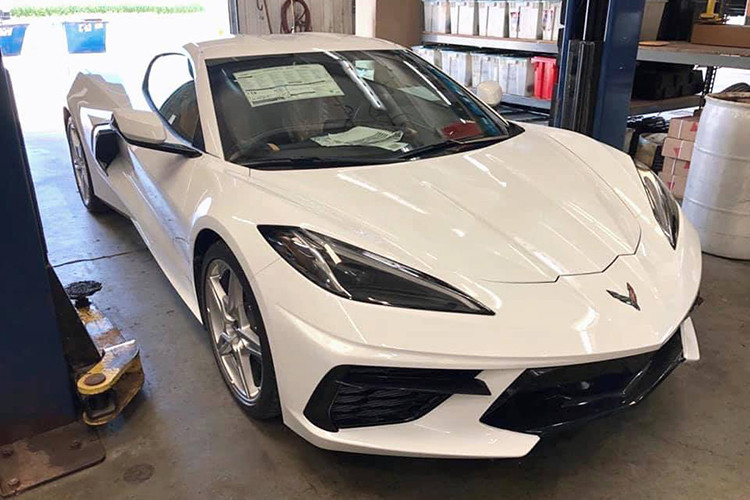 Được lấy cảm hứng từ các dòng máy bay chiến đấu Lockheed Martin F22/F35 và mang phong cách của xe đua Công Thức 1, ngoại hình của Corvette C8 thế hệ mới giờ đây vừa gợi cảm, lại vừa mềm mại, đây là những đặc điểm chúng ta thường thấy trên các siêu xe đắt tiền của các thương hiệu như Ferrari và McLaren.