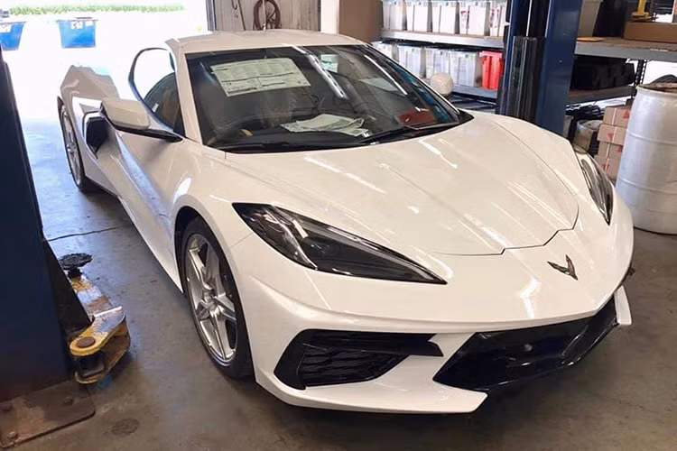 Được lấy cảm hứng từ các dòng máy bay chiến đấu Lockheed Martin F22/F35 và mang phong cách của xe đua Công Thức 1, ngoại hình của Corvette C8 thế hệ mới giờ đây vừa gợi cảm, lại vừa mềm mại, đây là những đặc điểm chúng ta thường thấy trên các siêu xe đắt tiền của các thương hiệu như Ferrari và McLaren.