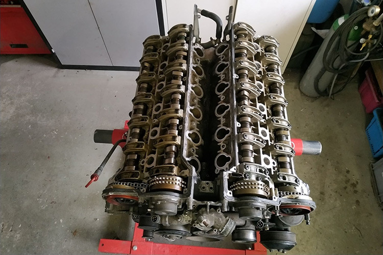 Trong S-Class, động cơ V12 to lớn này nắm sâu dưới capô dài và hàng tấn chất liệu cách âm khiến nó không “gầm gừ” nổi.