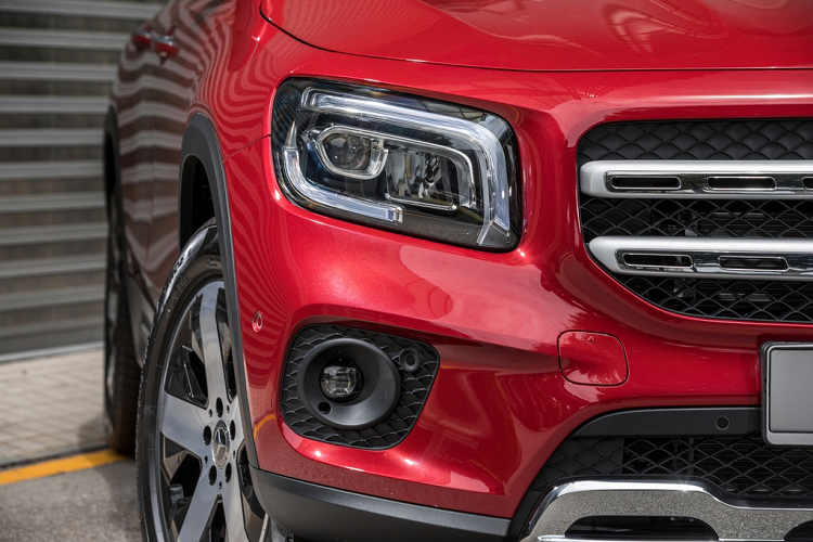 Cả 2 phiên bản đều đi kèm hệ thống đèn LED hiệu suất cao, baga mui bằng nhôm và 8 tùy chọn màu sơn ngoại thất. GLB 200 được trang bị bộ mâm 5 chấu 18 inch trong khi GLB 250 sở hữu bộ mâm AMG 5 chấu kép kích thước 19 inch.