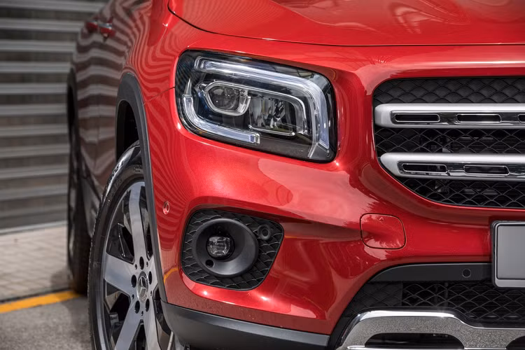 Cả 2 phiên bản đều đi kèm hệ thống đèn LED hiệu suất cao, baga mui bằng nhôm và 8 tùy chọn màu sơn ngoại thất. GLB 200 được trang bị bộ mâm 5 chấu 18 inch trong khi GLB 250 sở hữu bộ mâm AMG 5 chấu kép kích thước 19 inch.