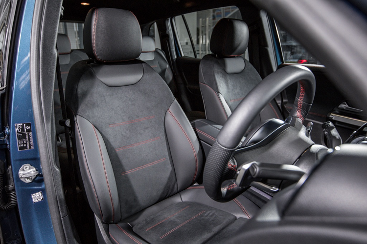 GLB sở hữu các tính năng an toàn như hỗ trợ đỗ xe, cảnh báo người lái mất tập trung, hỗ trợ khởi hành ngang dốc, camera lùi, cảnh báo áp suất lốp, phanh ABS, hỗ trợ phanh chủ động, ổn định thân xe điện tử...