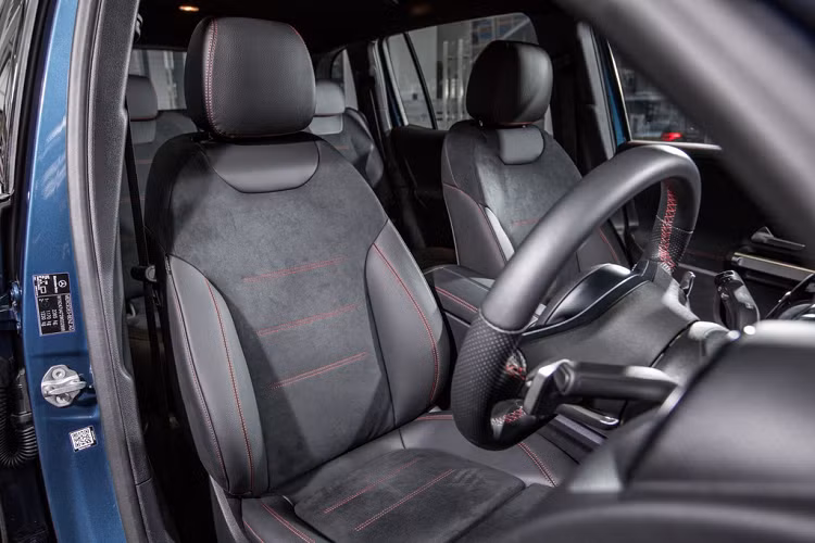 GLB sở hữu các tính năng an toàn như hỗ trợ đỗ xe, cảnh báo người lái mất tập trung, hỗ trợ khởi hành ngang dốc, camera lùi, cảnh báo áp suất lốp, phanh ABS, hỗ trợ phanh chủ động, ổn định thân xe điện tử...