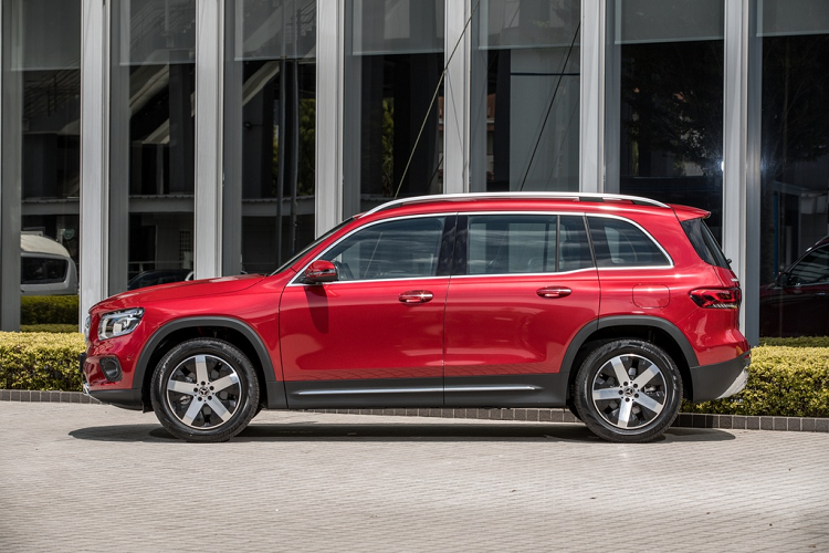 Bài viết này chỉ đề cập 2 phiên bản GLB 200 và GLB 250. GLB dài 4.634 mm, rộng 1.834 mm, cao 1.663 mm, chiều dài cơ sở 2.829 mm. Kích thước của GLB gần như tương đương với đàn anh GLC. Các số đo tương ứng trên GLC là 4.656 x 1.890 x 1.639 (mm), chiều dài cơ sở đạt 2.873 mm. Do đó, GLB là mẫu xe to lớn trong nhóm xe cỡ nhỏ.