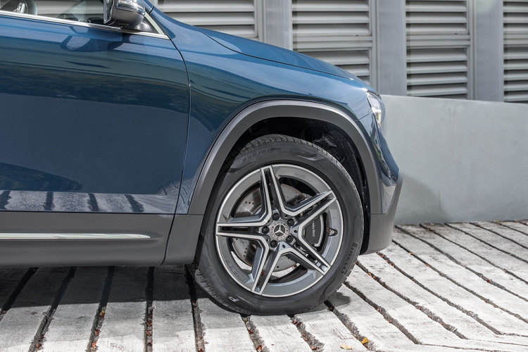 Trong khi đó, Mercedes-Benz GLB 250 mới được trang bị động cơ tăng áp 4 xy-lanh, dung tích 2.0L, sản sinh công suất 221 mã lực tại 5.500 vòng/phút và mô-men xoắn 350 Nm tại 1.800-4.000 vòng/phút. Xe đi kèm hộp số 8 cấp ly hợp kép và hệ dẫn động 4 bánh. GLB 250 có thể tăng tốc 0-100 km/h trong 6,9 giây trước khi đạt vận tốc tối đa 236 km/h.