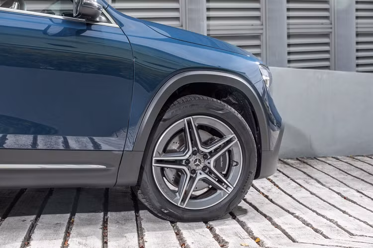 Trong khi đó, Mercedes-Benz GLB 250 mới được trang bị động cơ tăng áp 4 xy-lanh, dung tích 2.0L, sản sinh công suất 221 mã lực tại 5.500 vòng/phút và mô-men xoắn 350 Nm tại 1.800-4.000 vòng/phút. Xe đi kèm hộp số 8 cấp ly hợp kép và hệ dẫn động 4 bánh. GLB 250 có thể tăng tốc 0-100 km/h trong 6,9 giây trước khi đạt vận tốc tối đa 236 km/h.