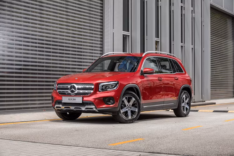 Mercedes-Benz vừa giới thiệu mẫu SUV GLB tại thị trường Malaysia. GLB là dòng xe cỡ nhỏ thứ 4 của hãng xe Đức tại Malaysia, bên cạnh A-Class, B-Class và CLA-Class. Ra mắt toàn cầu hồi tháng 6/2019, Mercedes-Benz GLB 2020 mới được xây dựng trên nền tảng MFA2 và là mẫu xe xếp giữa GLA cùng GLC.