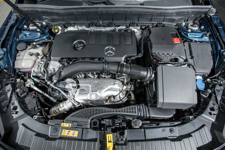 Bên dưới ca-pô, GLB 200 sử dụng động cơ tương tự A 200, loại tăng áp 4 xy-lanh 1.33L, sản sinh công suất 161 mã lực tại 5.500 vòng/phút và mô-men xoắn 250 Nm tại 1.620-4.000 vòng/phút. Xe được trang bị hộp số ly hợp kép 7 cấp 7G-DCT và hệ dẫn động cầu trước. Mẫu SUV này tăng tốc 0-100 km/h trong 9,1 giây, tốc độ tối đa 207 km/h.