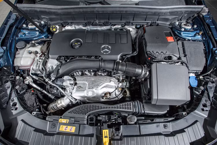 Bên dưới ca-pô, GLB 200 sử dụng động cơ tương tự A 200, loại tăng áp 4 xy-lanh 1.33L, sản sinh công suất 161 mã lực tại 5.500 vòng/phút và mô-men xoắn 250 Nm tại 1.620-4.000 vòng/phút. Xe được trang bị hộp số ly hợp kép 7 cấp 7G-DCT và hệ dẫn động cầu trước. Mẫu SUV này tăng tốc 0-100 km/h trong 9,1 giây, tốc độ tối đa 207 km/h.