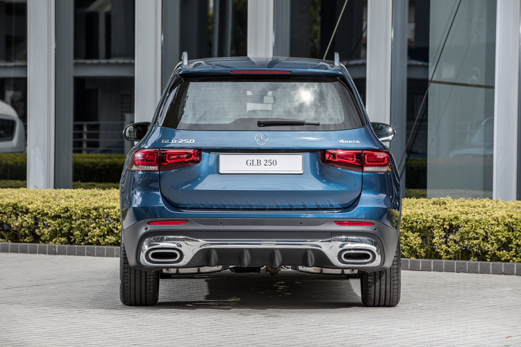 Tại Malaysia, GLB được phân phối với 3 phiên bản gồm GLB 200 Progressive Line, GLB 250 4Matic AMG Line và GLB 35 AMG 4Matic. Mercedes-Benz khá ưu ái thị trường Malaysia khi ra mắt đến 3 phiên bản của GLB. Trước đó, dòng SUV 7 chỗ này chỉ có một phiên bản tại Thái Lan và Việt Nam.