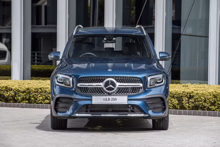Giá xe Mercedes-Benz GLB 2020 tương đương cho 2 phiên bản là GLB 250 và GLB 35 AMG lần lượt là 65.000 USD, 76.800 USD và 87.800 USD. Mercedes-Benz GLB 200 AMG Line được phân phối tại Việt Nam với giá 2 tỷ đồng, tương đương 85.950 USD. So với GLB 200 tại Malaysia, GLB 200 của Việt Nam đắt hơn 20.000 USD.