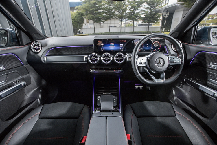 Ở bên trong, nội thất của GLB tương tự những mẫu xe cỡ nhỏ khác của Mercedes-Benz. Xe được trang bị giao diện MBUX thế hệ mới nhất, có thể điều khiển qua màn hình cảm ứng trung tâm 10,25 inch, giọng nói, nút điều khiển cảm ứng trên vô-lăng và touchpad. GLB 200 và GLB 250 được trang bị mô-đun LTE, hỗ trợ kết nối Apple CarPlay/Android Auto, hàng ghế trước chỉnh điện tích hợp ghi nhớ vị trí, cốp đóng/mở điện và điều hòa không khí 2 vùng.