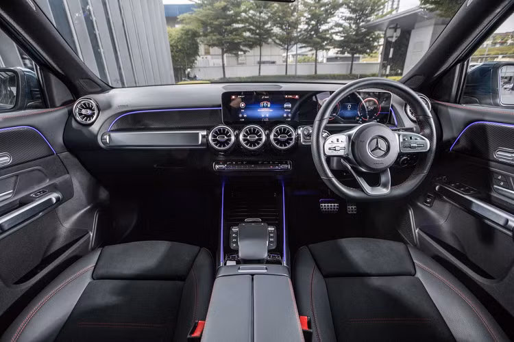 Ở bên trong, nội thất của GLB tương tự những mẫu xe cỡ nhỏ khác của Mercedes-Benz. Xe được trang bị giao diện MBUX thế hệ mới nhất, có thể điều khiển qua màn hình cảm ứng trung tâm 10,25 inch, giọng nói, nút điều khiển cảm ứng trên vô-lăng và touchpad. GLB 200 và GLB 250 được trang bị mô-đun LTE, hỗ trợ kết nối Apple CarPlay/Android Auto, hàng ghế trước chỉnh điện tích hợp ghi nhớ vị trí, cốp đóng/mở điện và điều hòa không khí 2 vùng.