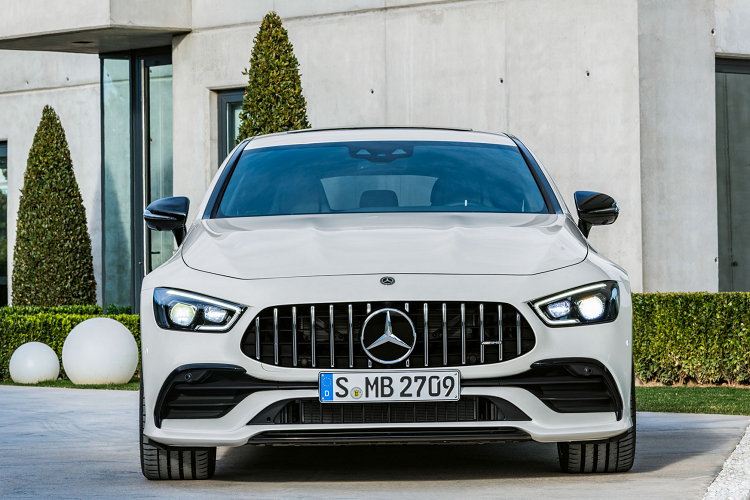 Sức mạnh được truyền xuống 4 bánh (toàn thời gian 4MATIC+), riêng hệ dẫn động 4 bánh AMG Performance 4MATIC+ này có thể cho phép linh hoạt phân bổ mô-men xoắn linh hoạt giữa cầu trước và cầu sau, thậm chí có thể biến nó trở thành chiếc xe cầu sau nếu muốn. 53 4MATIC+ 4-Door Coupé sử dụng hộp số tự động 9 cấp AMG SPEEDSHIFT TCT 9G.