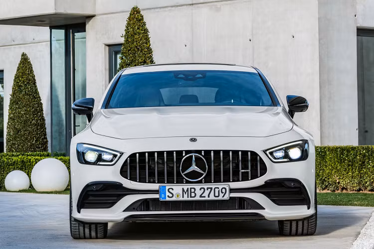 Sức mạnh được truyền xuống 4 bánh (toàn thời gian 4MATIC+), riêng hệ dẫn động 4 bánh AMG Performance 4MATIC+ này có thể cho phép linh hoạt phân bổ mô-men xoắn linh hoạt giữa cầu trước và cầu sau, thậm chí có thể biến nó trở thành chiếc xe cầu sau nếu muốn. 53 4MATIC+ 4-Door Coupé sử dụng hộp số tự động 9 cấp AMG SPEEDSHIFT TCT 9G.