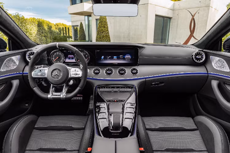 Phần đầu Mercedes-AMG GT 4-Door sở hữu nắp capo dài, trọng tâm xe thấp, khoang hành khách đẩy lùi về phía sau, thân xe dập nổi là những ấn tượng đầu tiên khi nhìn vào GT 53 4MATIC+ 4-Door Coupé. Tỉ lệ độc đáo giữa bề mặt và các đường cắt, cùng với đường cong gợi cảm đến từ thiết kế Coupé mang lại những hiệu ứng bắt mắt cho phiên bản 4 cửa này.